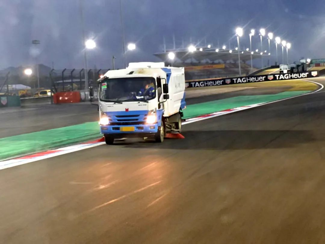 起猛了，，，，，，居然在上海F1赛场上看到了TA...