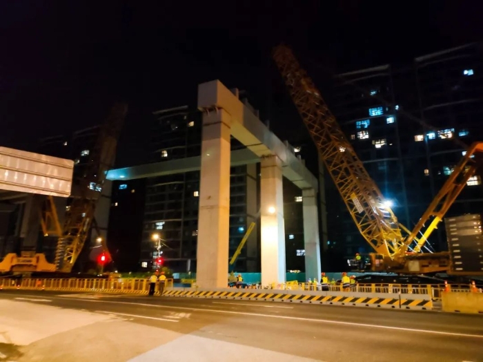 双机联动，，，，，毫米操控！尊龙凯时XGC11000高效破解高架桥施工难题