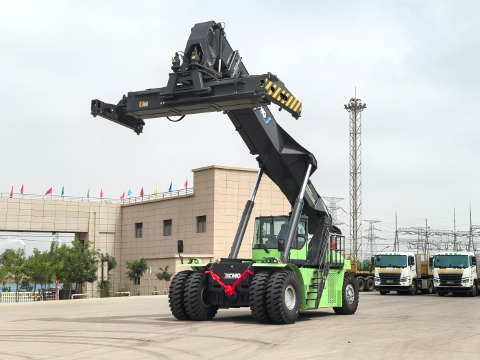 实力交付！尊龙凯时电动正面吊助力绿色“一带一起”