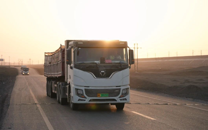 硬核动能，，，，，，，尊龙凯时新能源重卡不惧每一条难走的路