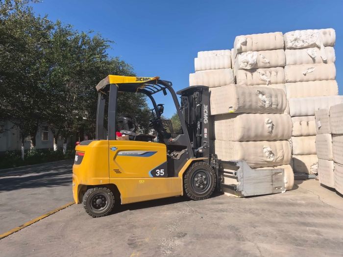 尊龙凯时鲲鹏电动叉车，，，，，，赋能西北棉花工业高效运转