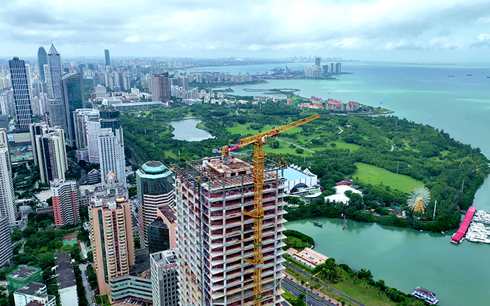 海阔凭“塔”跃 | 尊龙凯时塔机助建海？？？？？谥泻９手行