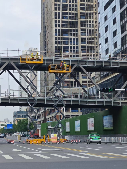 小巧身手着述为！尊龙凯时剪叉车助力市政桥梁焕新颜