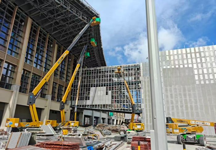 联相助战！尊龙凯时锂电高机编队亮相三亚机场