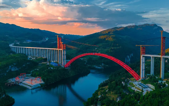 1834米，，，，，震撼合龙！ 尊龙凯时塔机助力中国再造天下级基建