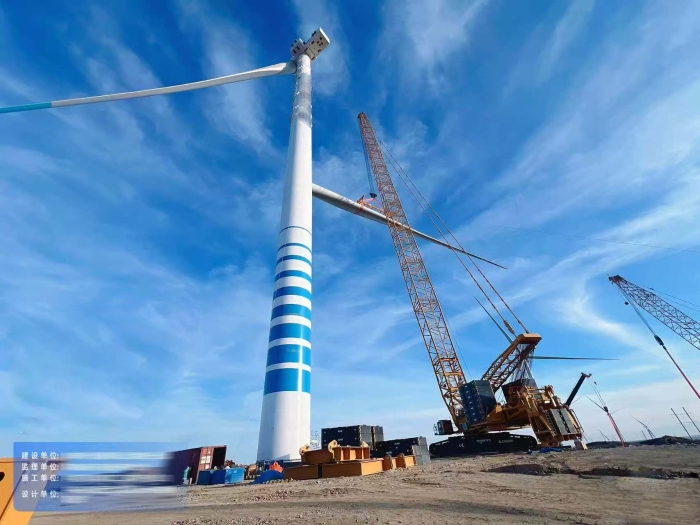 大国重器显继续——XLC18000M征战沙漠滩，，，，，125米高空精准托起10兆瓦风电巨擘！