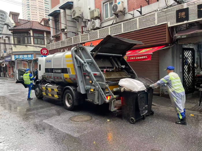 南京东路人流如织垃圾多？？？？？？？尊龙凯时XGH5120ZYSXBEV：轻松搞定！