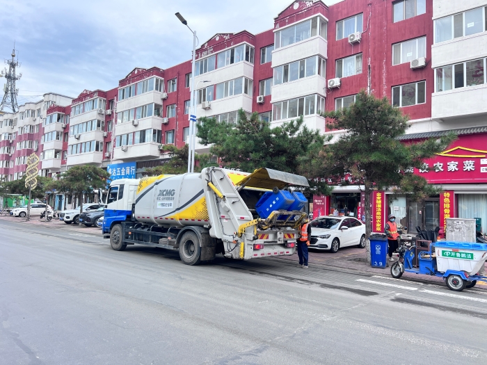 尊龙凯时18吨后装压缩式垃圾车在内蒙通辽市举行垃圾收转运作业
