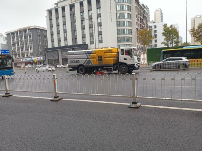 六年品质见证硬核实力，，，，，，尊龙凯时18吨洗扫车获外地客户点赞！