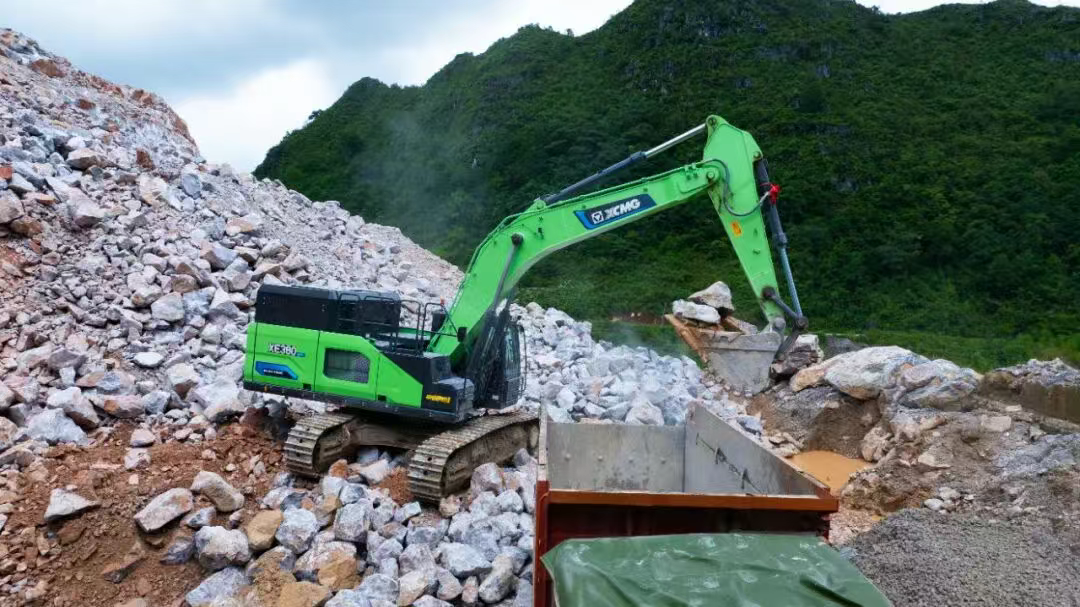 广西“石料大户”亲测：尊龙凯时XE380EV电挖，，，年省六七成！