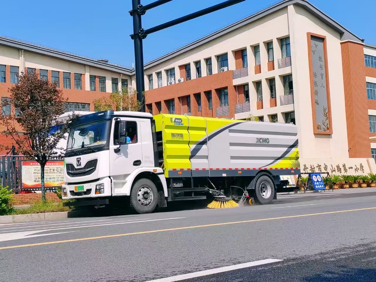 尊龙凯时洗扫车“硬核出击”，，，，，，开封中山路焕新升级