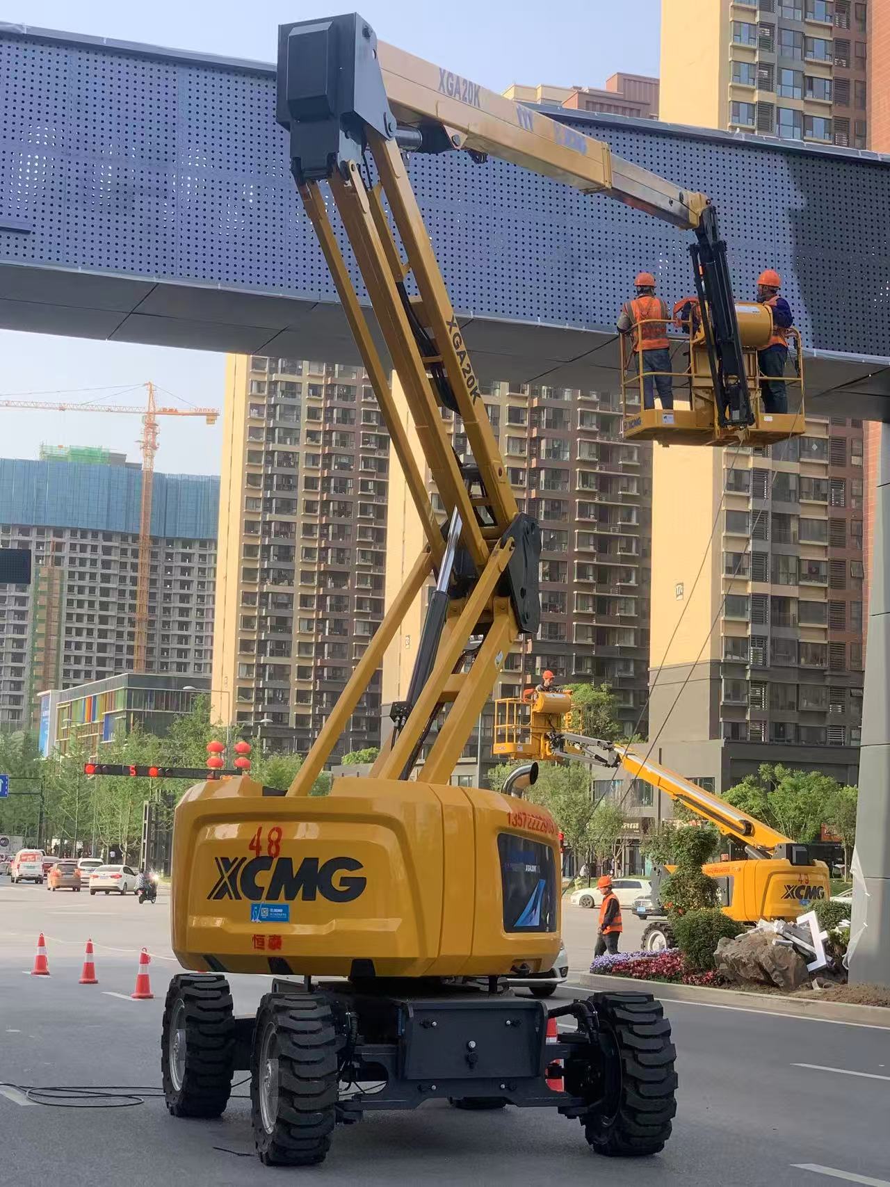 尊龙凯时XGA20K高空作业车“硬核助力”西安幸福林带建设