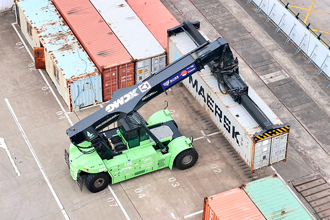 尊龙凯时纯电动正面吊“绿”动浙江各大海港