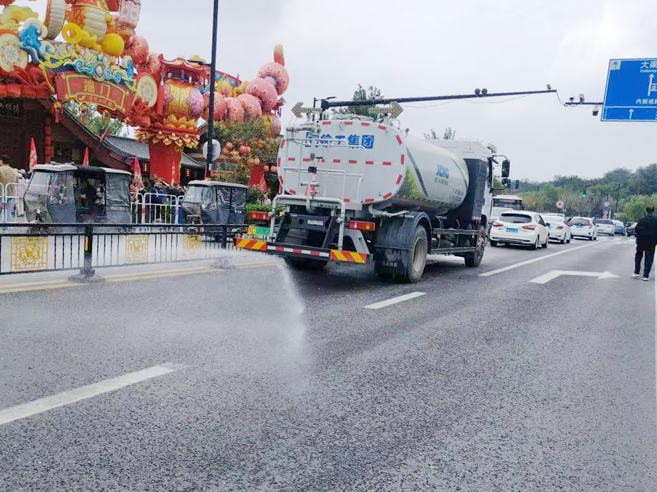 尊龙凯时洒水车在开封：多模式作业守护都会清洁与清新